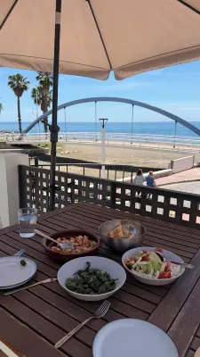Ronnies Beach House, nice 2 bedroom house with a big rooftop with great seaview - Bungalows