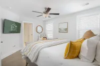 Southern Charming New Home-Mins to Beach & DT - Bungalows