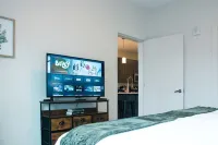 Luxury Apt Steps from 4th Street Live — Pool, Hot Tub & Free Parking - Apartments
