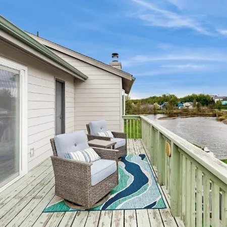 Elegant Anchorage Lakehouse w/ Direct Water Access