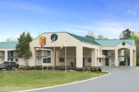 Super 8 by Wyndham Meridian - Pet friendly