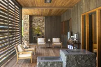 The Rusty Parrot Lodge and Spa - parking
