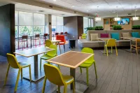 Home2 Suites by Hilton - St. Louis/Forest Park - Kitchens