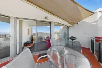 Top Floor Braddon Sunset Views to Black Mountain - Hot Tub