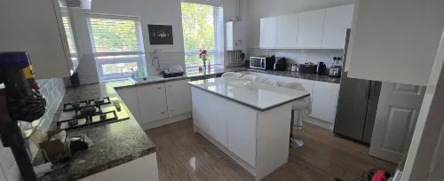 Oldham 4-bed House, Sleeps 4 With Parking - 3-Star