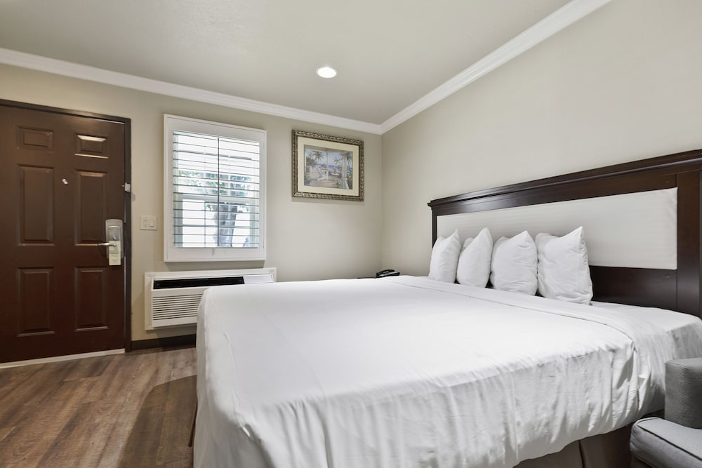 Le Blanc Inn & Suites
