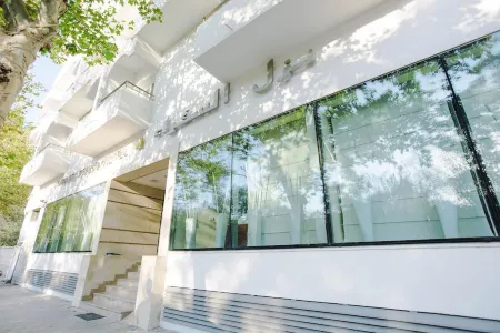 Ambassadeurs Hôtel Отели рядом с достопримечательностью «Belvedere Park»