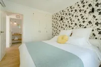 La Concha Boutique Apartments - Adults Only Hotel dekat Estatua de Heraclio Niz Mesa