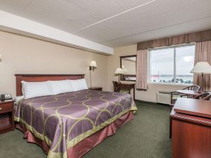 Super 8 by Wyndham Mississauga