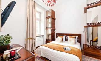 Enjoy Incredible Antique Apartment in Historical Townhouse by Market Square