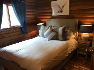 An Amazing Cedar 3 Bedroom Lodge on The Lochside at Portsonachan