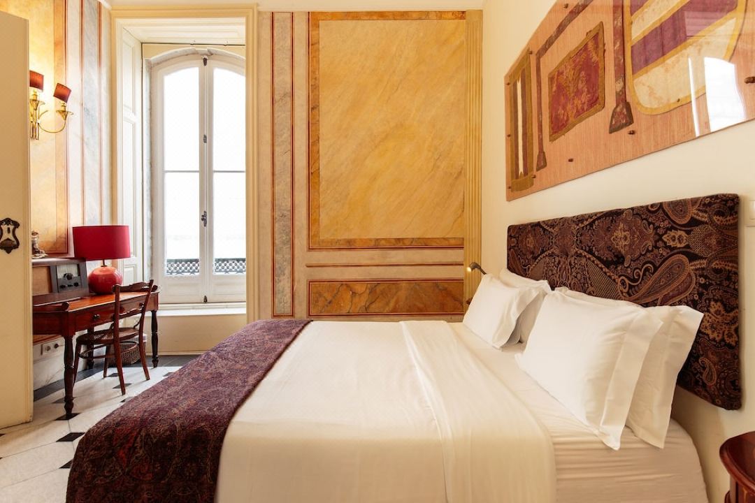 THE INDEPENDENTE SUITES & TERRACE red and marble chic room lisbon luxury hotels