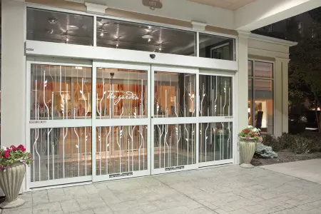 Hilton Garden Inn Queens/JFK Airport Отели рядом с достопримечательностью «Заказник Джамайка Бэй»