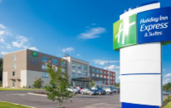 Holiday Inn Express & Suites GREENWOOD MALL by IHG โรงแรมใน