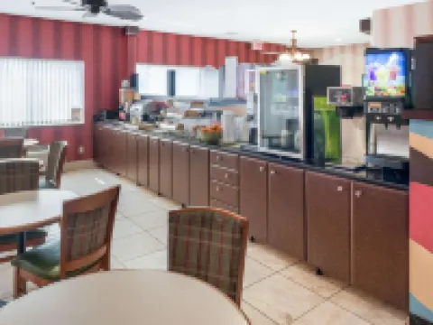 クオリティ イン & スイーツ マンカト イースト マンケートーのホテル