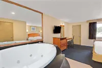 Super 8 by Wyndham Milford/New Haven Отели в г. Ориндж