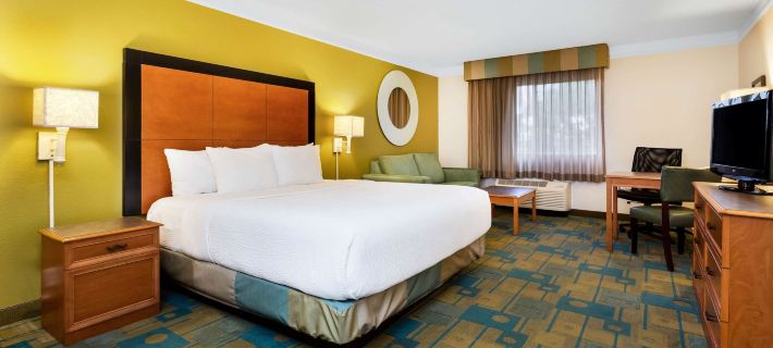 La Quinta Inn & Suites by Wyndham St. Pete-Clearwater Airpt Hotels in Pinellas County