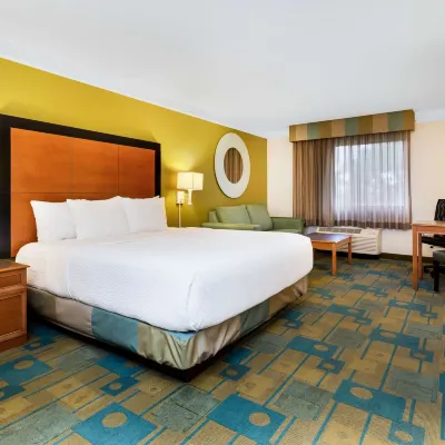 La Quinta Inn & Suites by Wyndham St. Pete-Clearwater Airpt Hotel dekat Taman Danau Sawgrass