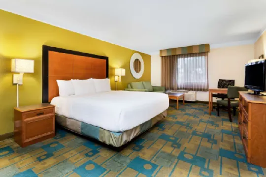La Quinta Inn & Suites by Wyndham St. Pete-Clearwater Airpt