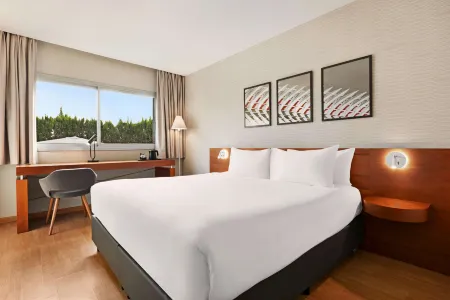 Ramada by Wyndham Valencia Almussafes Отели в г. Альхинет