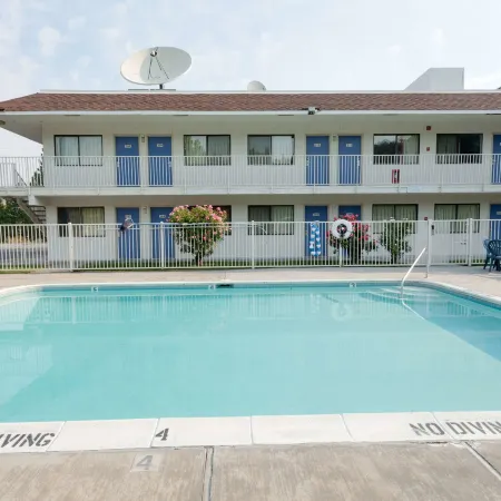 Shasta Vista Inn & Suites