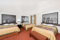 Super 8 by Wyndham Marshall