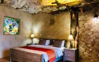 Seruni Hotel Hobbit House Hotel dekat Desa Cahaya Sirnajaya
