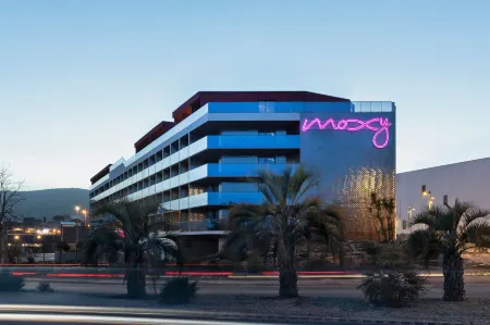 Moxy la Ciotat Отели рядом с достопримечательностью «Plage d'Arène Cros»