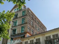J8 Hotel Hotels near Tekka Place