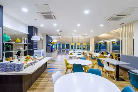 Comfort Hotel Paris Porte d'Ivry Отели рядом со станцией Ivry-sur-Seine railway station