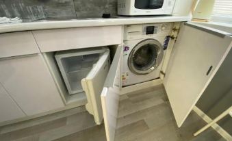 Studio apartment in the center with white bedding, perfectly clean, with a large mirror