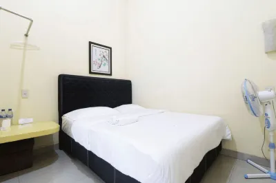Krisna hostel Hotel dekat Maha Vihara Maitreya