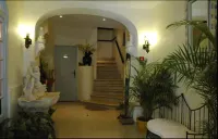 Hotel le 5 Hotels in Martigues