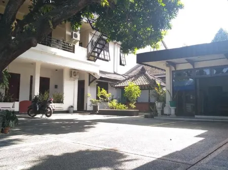 Kurnia Jaya Hotel Отели в г. Selaparang