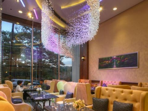 다양한 메뉴의 조식 뷔페