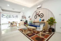 RedDoorz Near Pasar Turi Station Hotels in Bubutan