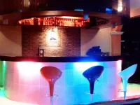 The Waterfront Beach Resort - بار