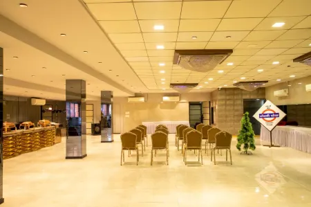 FabHotel Prime Welcome Palace Отели рядом с достопримечательностью «Kargil Chowk memory»