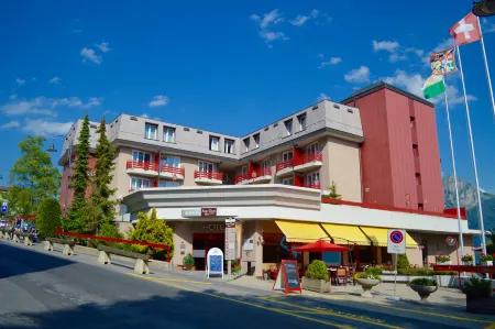 Alpine Classic Hotel Отели рядом с достопримечательностью «Школа бизнеса и гостиничного менеджмента»