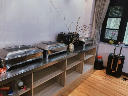 Huangchuan Zhuyun Xuju Hot Spring Homestay Отели рядом с достопримечательностью «Nanshan Bulao Valley Scenic Area»