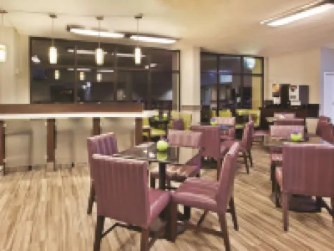 ลากินตา อินน์แอนด์สวีทส์ บายวินด์แฮม ชาร์ลสตัน ริเวอร์วิว โรงแรมในชาร์ลสตัน