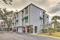 2 Mi to Beach Dog-Friendly Hilton Head Condo!
