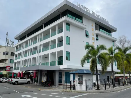 Hotel Bundusan Отели рядом с достопримечательностью «M-Cubed Bar»