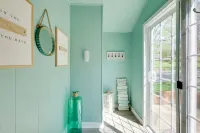 Walk to Lake: Nautical Akron Cottage w/ Deck! -  Privatzimmer