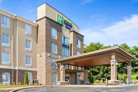 Holiday Inn Express & Suites Starkville Отели в г. Октибэха