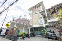 RedDoorz Plus Near Malang Airport Hotels in Pakis