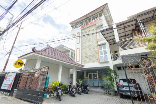 RedDoorz Plus near Malang Airport Hotel di Pakis