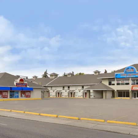 Colonial Square Inn & Suites