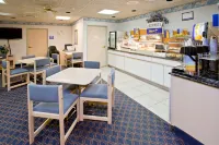 La Quinta Inn & Suites by Wyndham Elkhart - breakfast