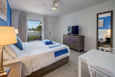 Blue Strawberry by the Sea Hotels near Laura Ward Park
